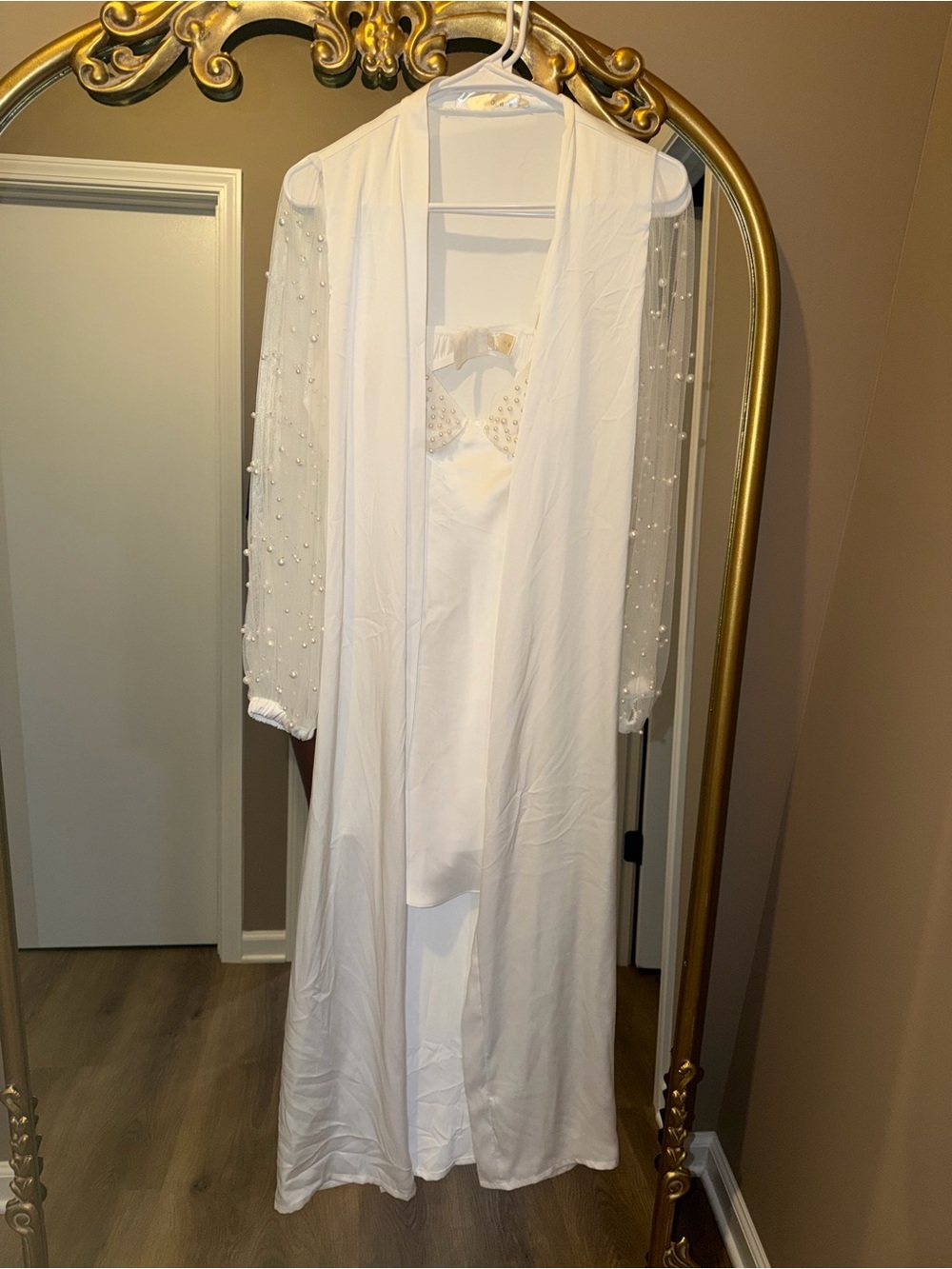 Cassidy Pearl-Sleeve Bridal Robe in White by Therobe - Picture 2 of 4